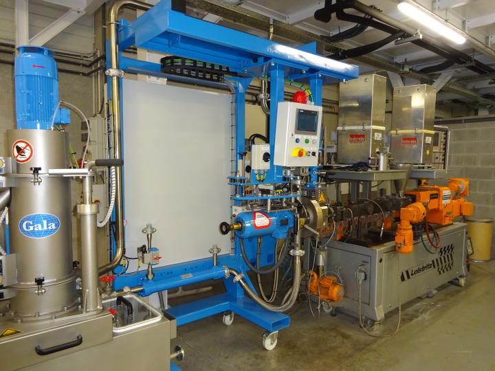 Underwater pelletizer with compounder